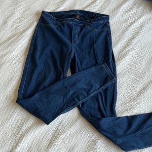 Blue leggings / jeggings with usable back pockets